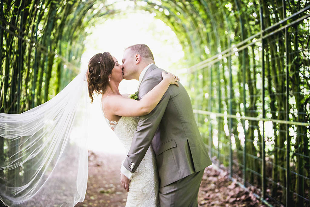 Foto bruidspaar tijdens fotosessie, fotograaf maakt foto's in het Land van Ooit in Drunen