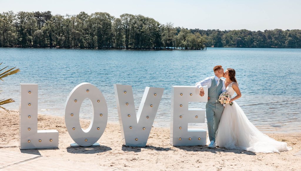 Trouwfotografie op het strand in Vught bij de IJzerenman